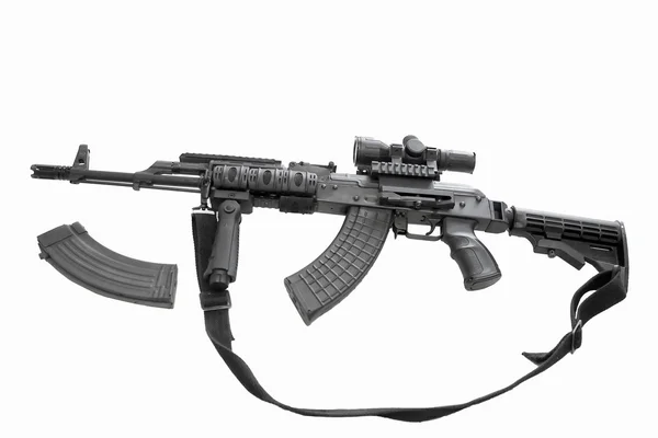 Штурмовая винтовка АК-47 на белом фоне — стоковое фото