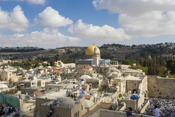 Coupole dorée de la mosquée d'Omar sur la montagne du Temple à Jeru — Photo