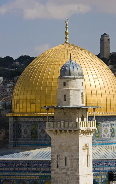 Zlatá kopule mešity Omara na vrch v jeru — Stock fotografie