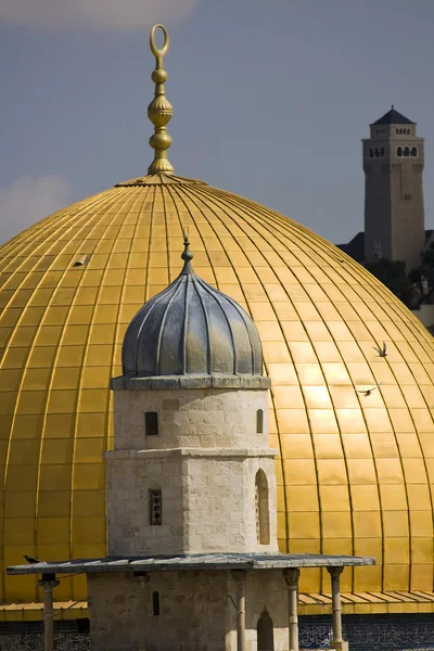 奥马尔在寺山在 jeru 的清真寺的黄金冲天炉 — 图库照片