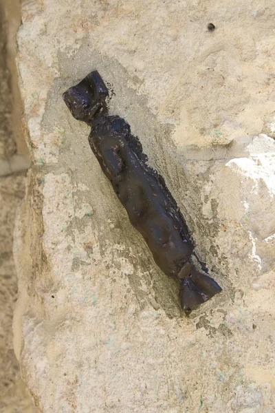 Old metal mezuzah on the wall of the Old City. Jerusalem — Stock Photo, Image