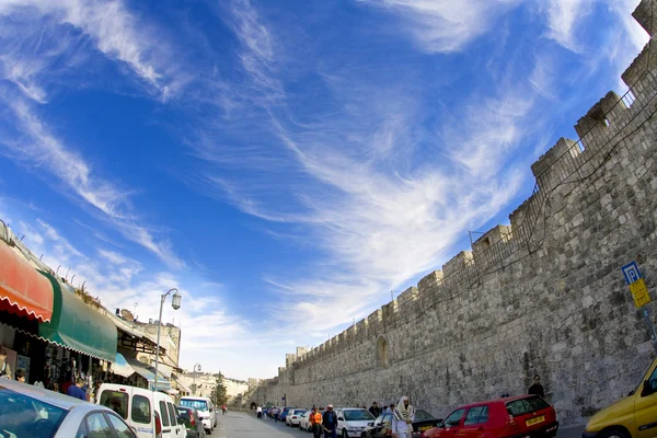 Céu de Jerusalém. Uma antiga muralha ao redor de bairros antigos — Fotografia de Stock