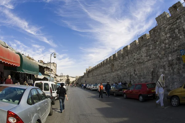 Céu de Jerusalém. Uma antiga muralha ao redor de antigos bairros de Jer — Fotografia de Stock