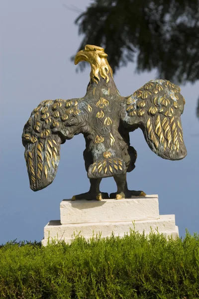 Escultura de um pássaro de rapina no templo de Bahai em Haifa — Fotografia de Stock