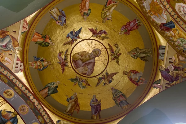 Techo fresco. La cúpula está decorada por iconos de apóstoles. Gre. — Foto de Stock