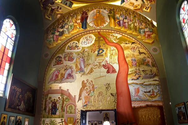 Fresque de plafond. Le dôme est décoré par des icônes d'apôtres . — Photo