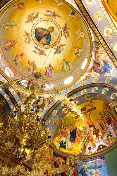 Fresque de plafond. Le dôme est décoré par des icônes d'apôtres. Gre — Photo