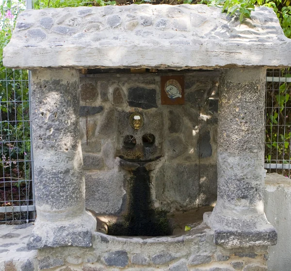 Quelle mit Wasser. Griechische Kirche der 12 Apostel, Kapernaum . — Stockfoto