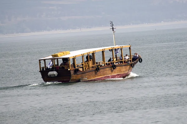 Turistas flotando en un barco en el mar de Galilea — Foto de Stock