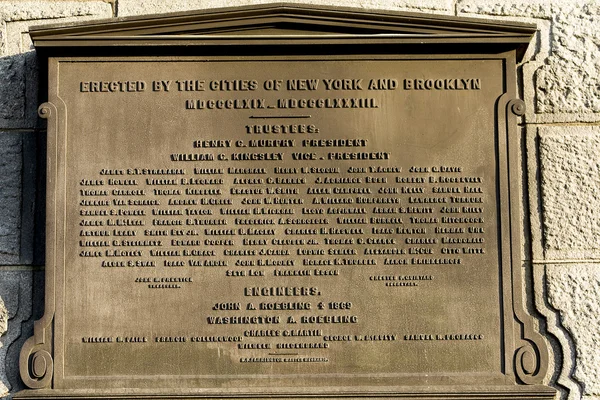 Memorial plaque at Brooklyn Bridge, New York, USA. — Stock Photo, Image