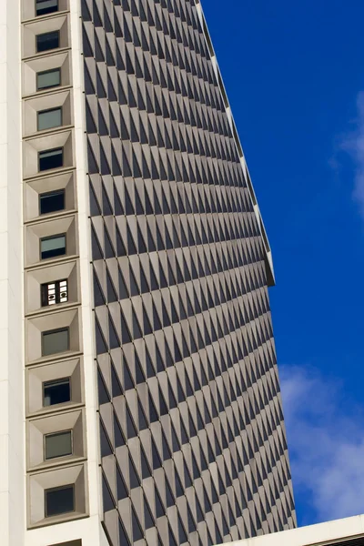 Vista urbana en el moderno edificio de cristal con cielo azul — Foto de Stock