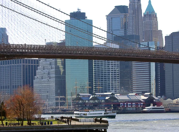 Brooklyn Bridge New York and East River — Stock Photo, Image