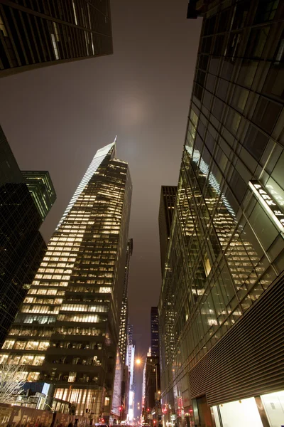 Modernes Bürogebäude. New York City bei Nacht. — Stockfoto