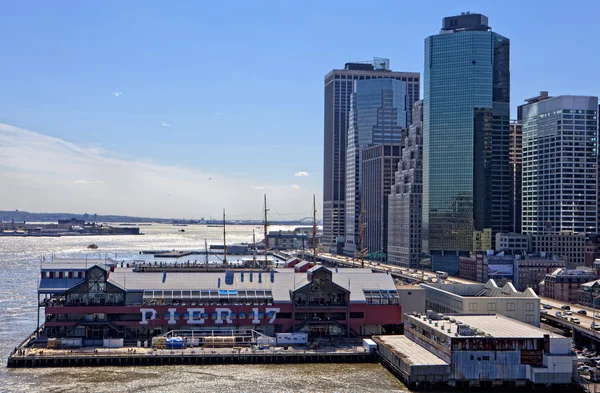 NEW YORK CITY -Apr 21. The historic Pier17 with the modern offic — Stock Photo, Image