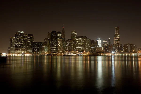 夜の明かりでマンハッタンのスカイライン — ストック写真