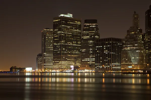 Manhattan siluetinin gece ışıkları — Stok fotoğraf