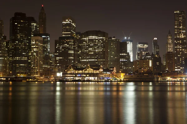 De skyline van Manhattan op nachtverlichting — Stockfoto