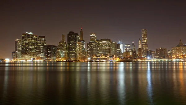Manhattan skyline på nattlamporna — Stockfoto