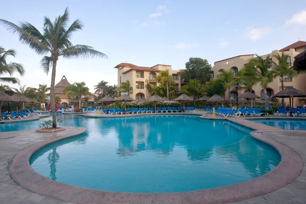 Belle piscine et patio dans un cadre tropical — Photo