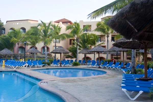 Vakkert basseng og terrasse i tropisk setting – stockfoto