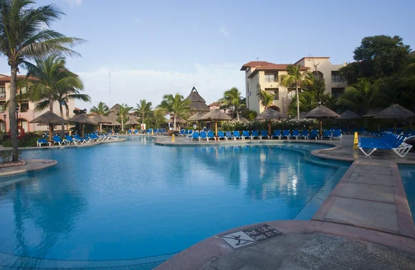 Belle piscine et patio dans un cadre tropical — Photo