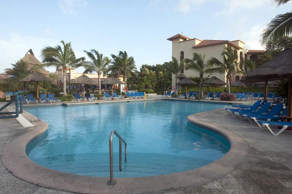 Piękny basen i patio w otoczeniu tropikalnych — Zdjęcie stockowe