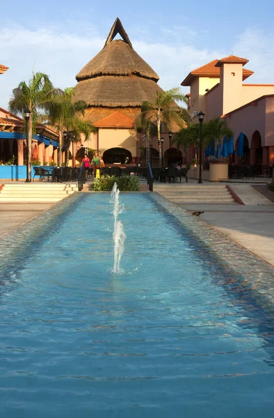 Hermosa piscina y patio en un entorno tropical —  Fotos de Stock