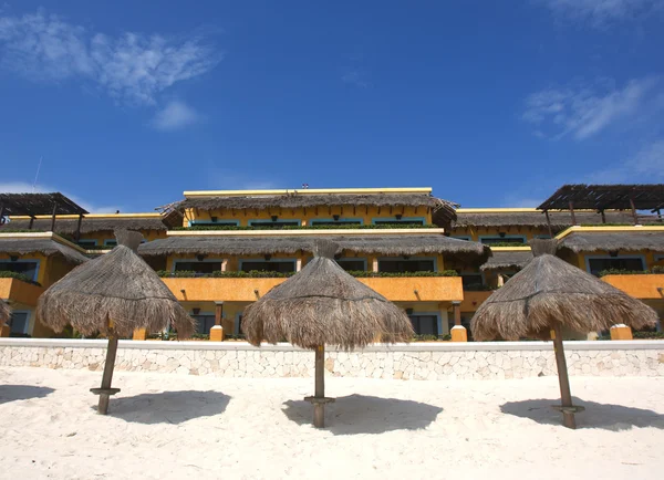 Tre gräs parasollerna på stranden resort — Stockfoto