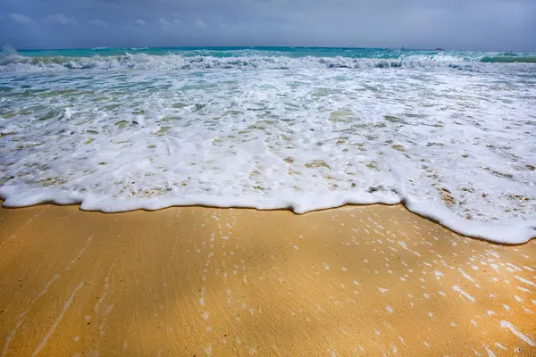 Wellen am schönen Strand — Stockfoto