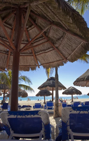 Parapluies et chaises longues sur la plage des Caraïbes — Photo
