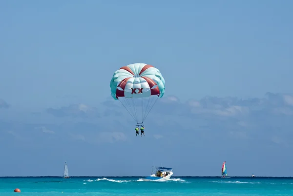 Couple flys on a parachute — Stock Photo, Image