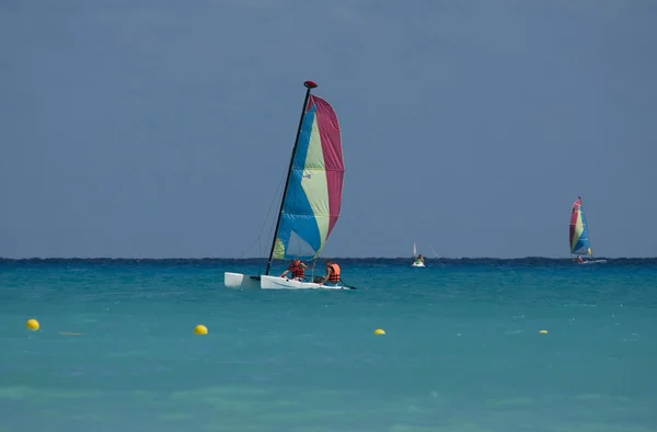 カリブ海の海に浮かぶヨット — ストック写真