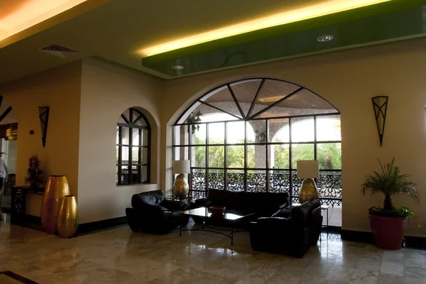 Schicke helle Lobby des Resorts — Stockfoto
