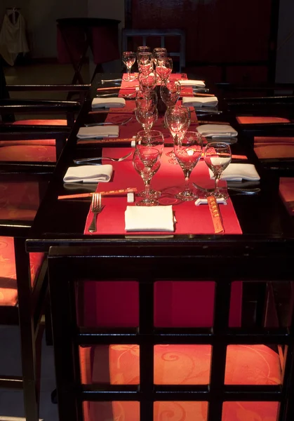 Restaurierter Tisch wartet auf Gäste — Stockfoto