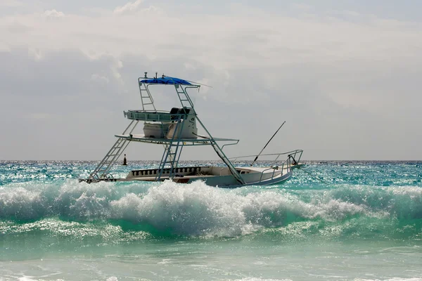 Deniz wawes ile yat tekne — Stok fotoğraf