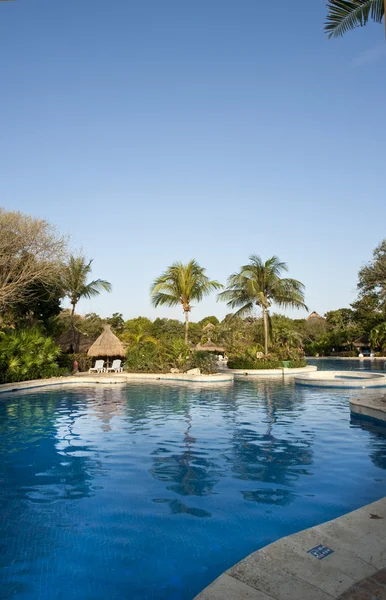 Bonito resort piscina día soleado —  Fotos de Stock
