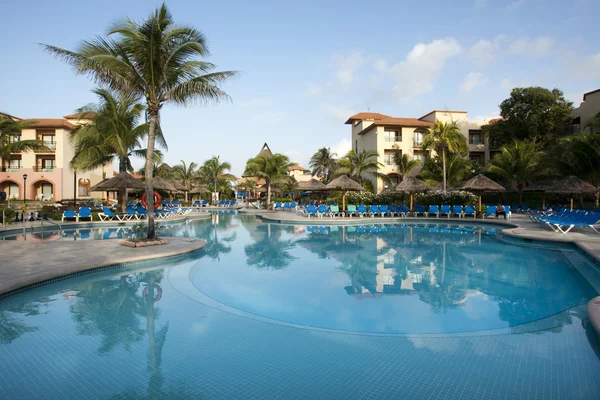 Beautiful resort pool — Stock Photo, Image
