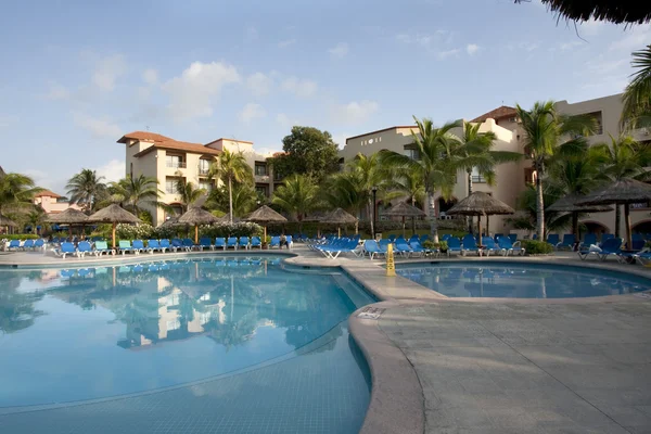 Beautiful resort pool — Stock Photo, Image