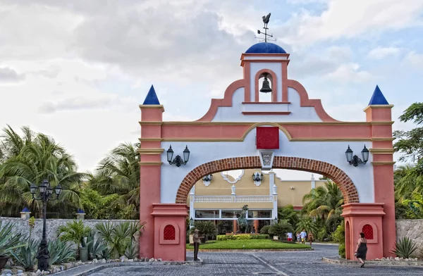 Gate to the resort — Stock Photo, Image