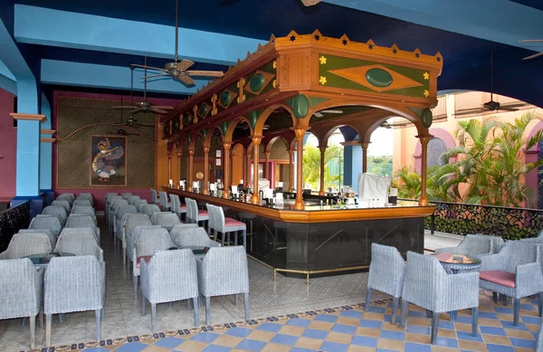Открытый курортный ресторан с барной стойкой — стоковое фото
