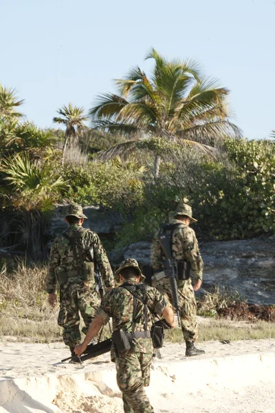 Meksika - 7 Şubat: Askerler görev checkinf Fe üzerinde yatılı üzerinde