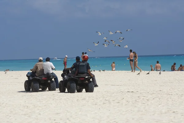 Wybrzeże policji cheking plaży. — Zdjęcie stockowe