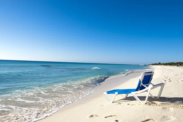 海の海岸に太陽の椅子 — ストック写真