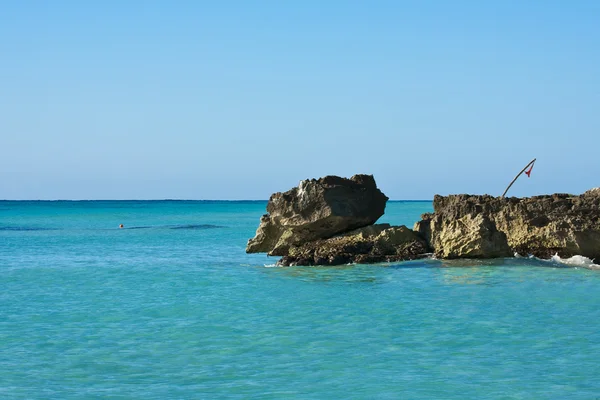 Mar Caribe calmo com rochas — Fotografia de Stock