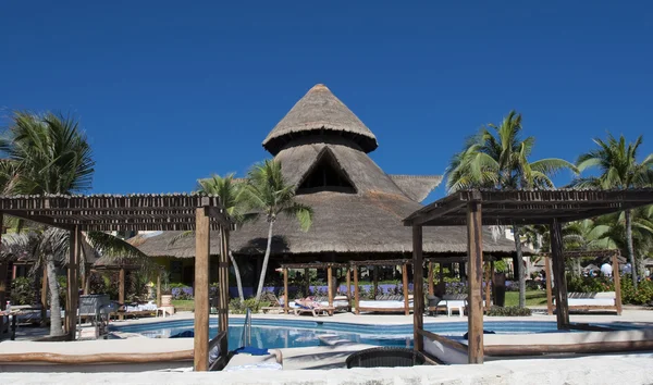 Resort pool sida med plankasäng — Stockfoto