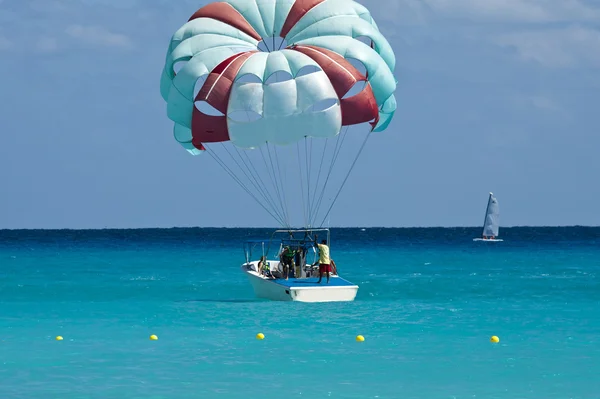 I paracadutatori sono atterrati su una barca — Foto Stock