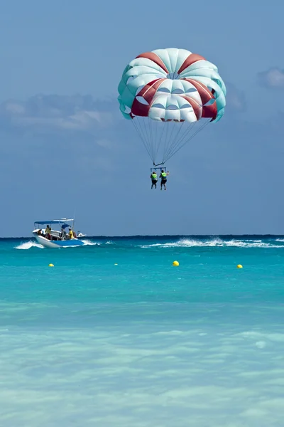 Couple flys on a parachute — Stock Photo, Image