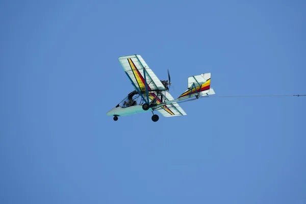 Letadlo v modré obloze — Stock fotografie
