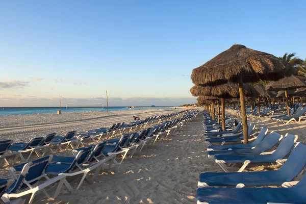 Зонтик на песчаном пляже — стоковое фото