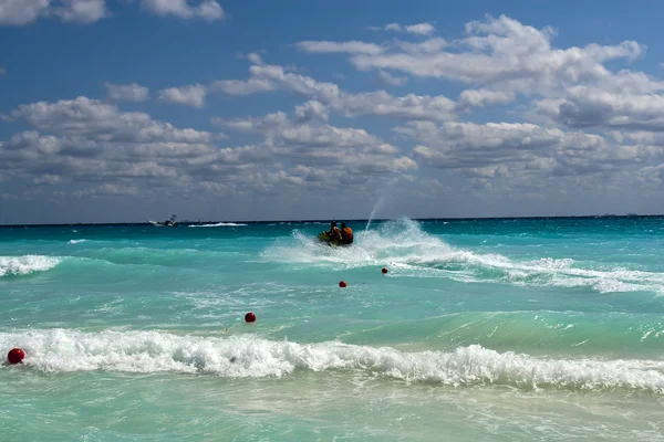 Ondas matutinas en el mar Caribe —  Fotos de Stock